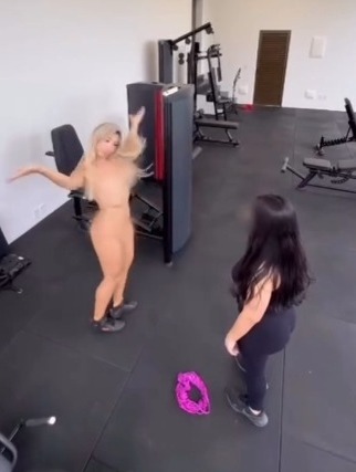 Mulher faz treino 