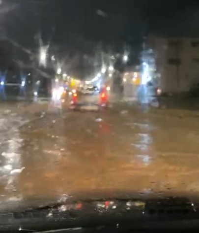Alagamento e perigo com a forte chuva em Nova Parnamirim