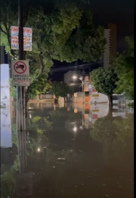 Rua Açu vira uma lagoa