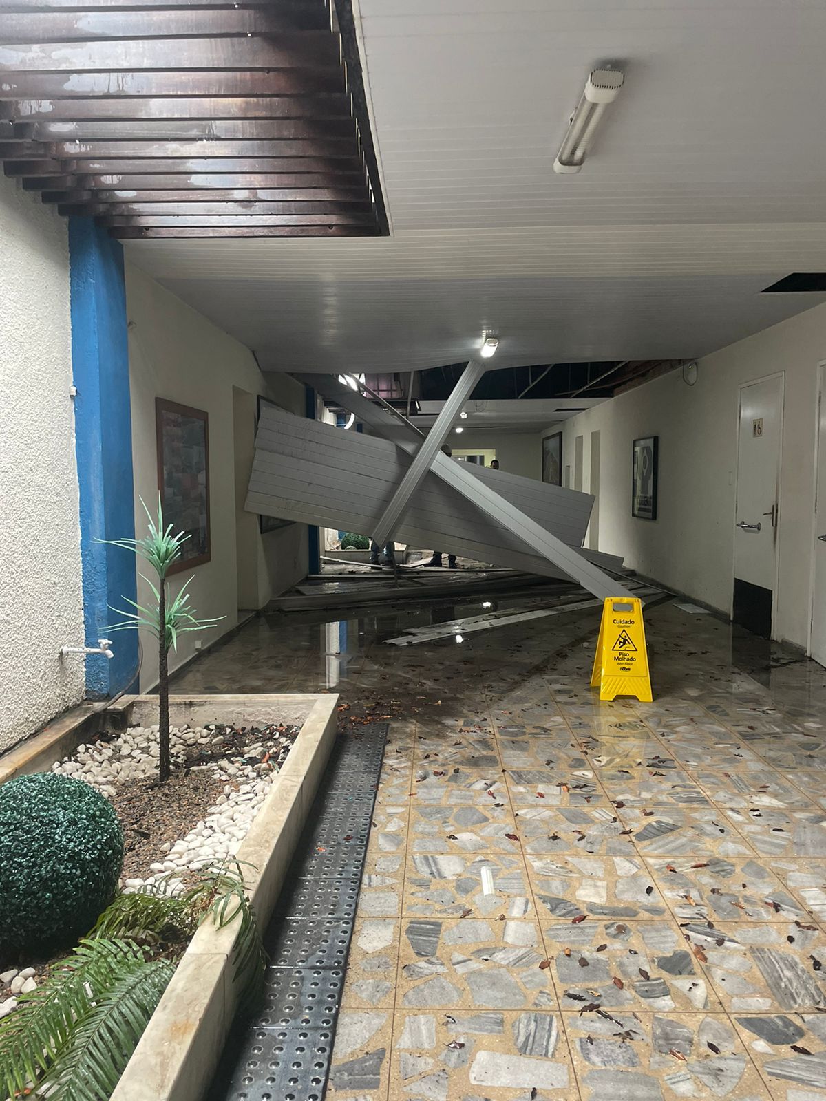Teto da Codern desaba após forte chuva; denúncia é de falta de manutenção