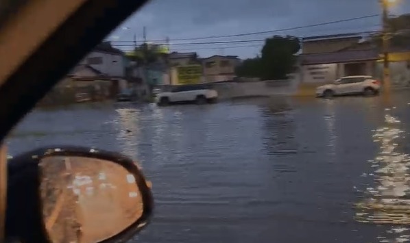 Viaduto da Arena das Dunas vira uma lagoa