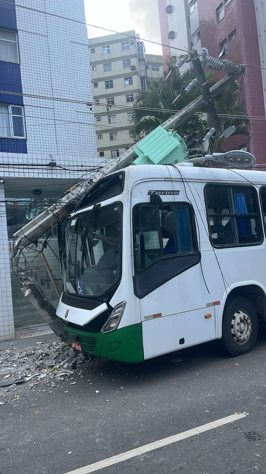 Ônibus bate, derruba poste e deixa quase 7 mil consumidores sem energia elétrica na Zona Leste de Natal