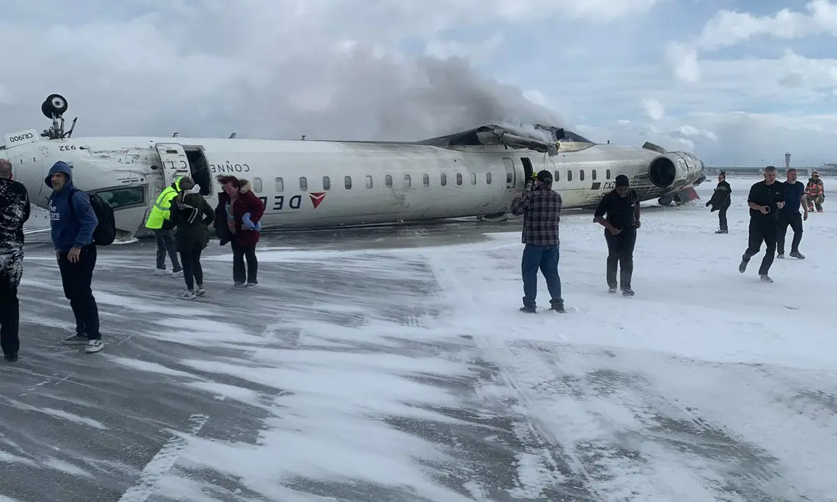 Avião da Delta ‘capota’ em aeroporto no Canadá e deixa oito feridos