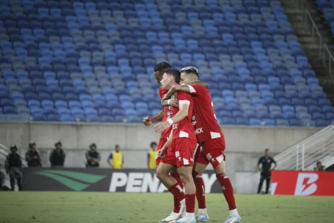 América vira jogo dramático e derrota o Confiança por 2 a 1