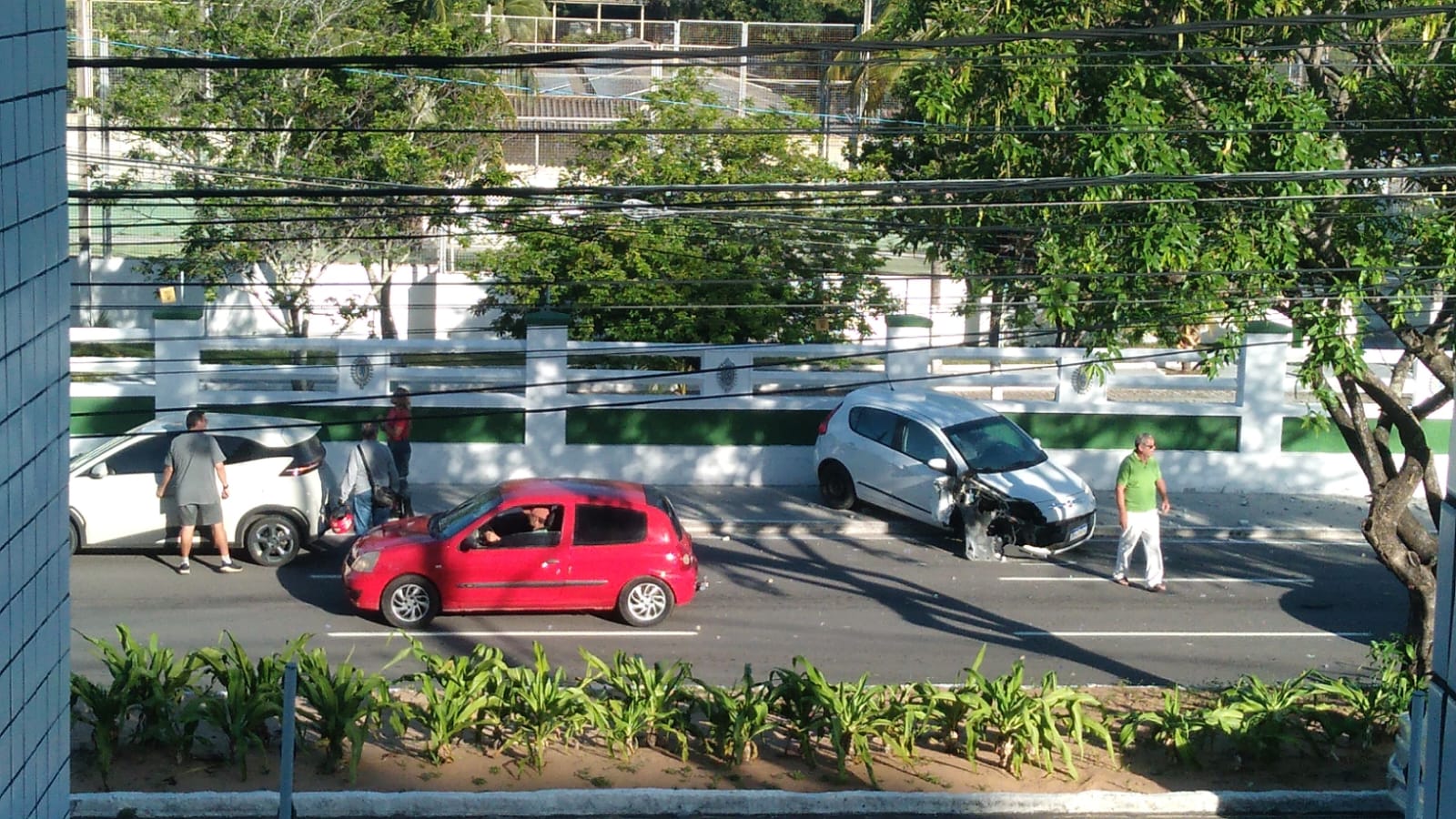 Motorista perde controle de carro e provoca acidente perto do Batalhão do Exército