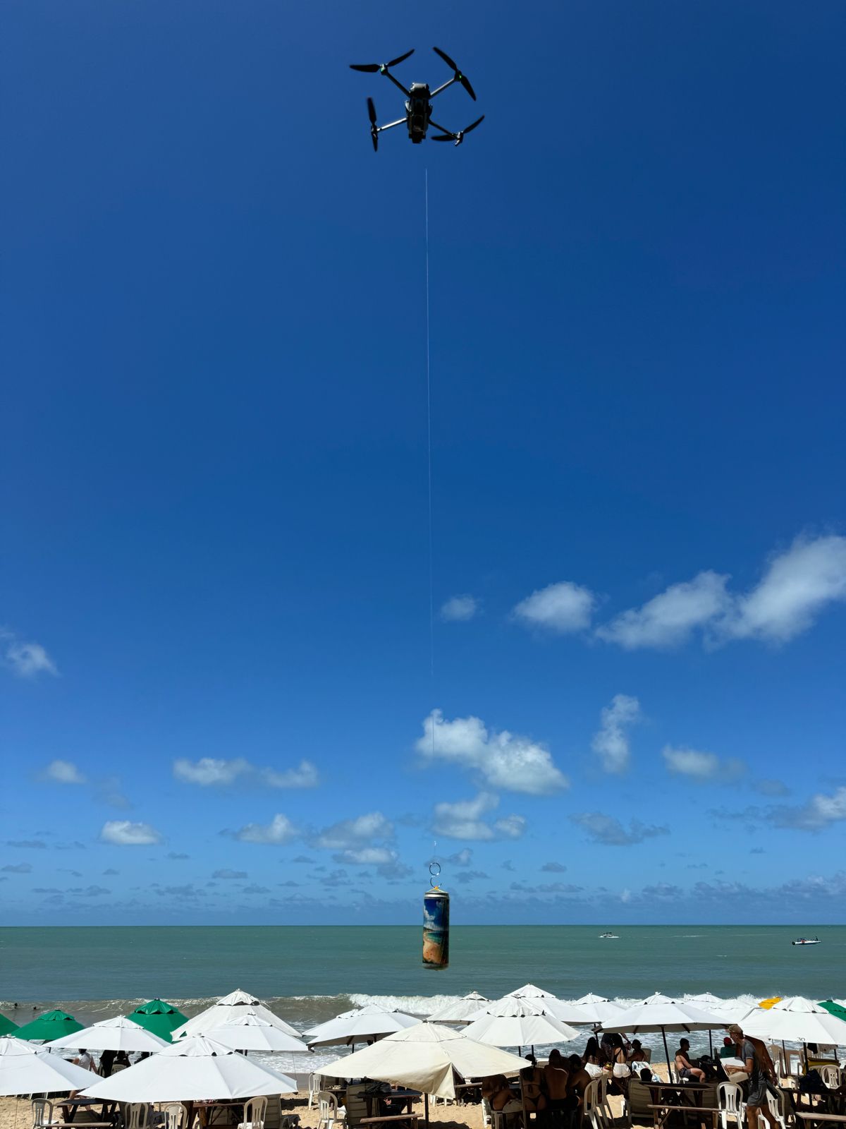 Cerveja IPA da Pipa é entregue por drone em ação inédita na Praia do Madeiro