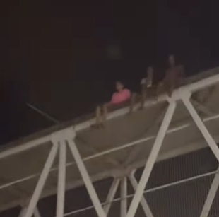 Risco: Mulheres resolvem conversar em cima de teto de passarela na BR-101