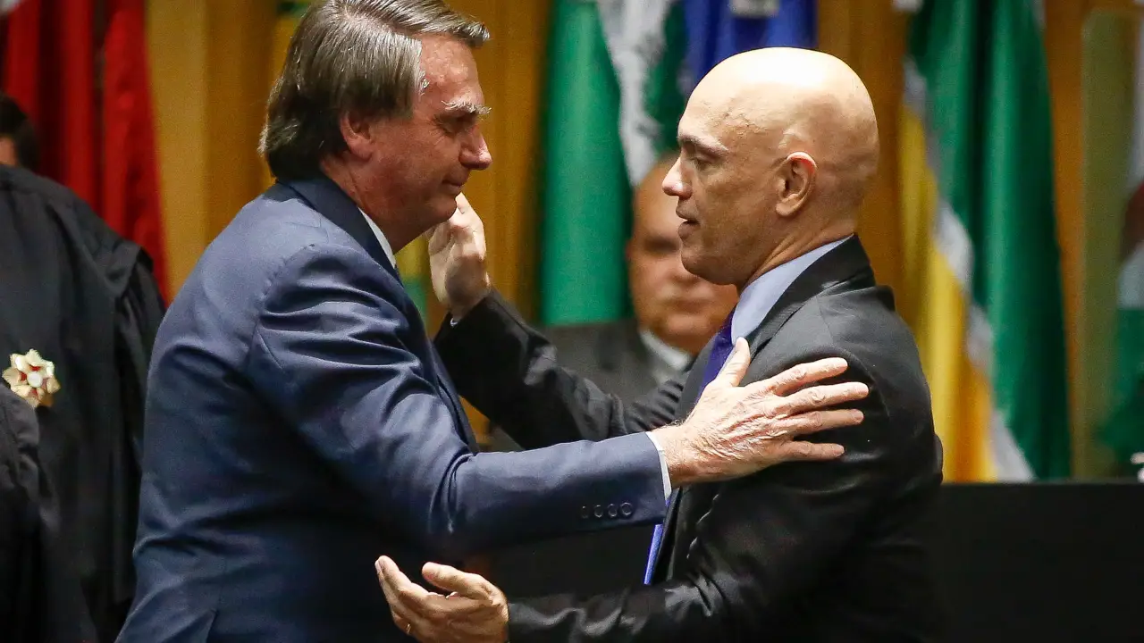 ‘O Alexandre deu azar. Ele mexeu com gente muito poderosa’, diz Bolsonaro