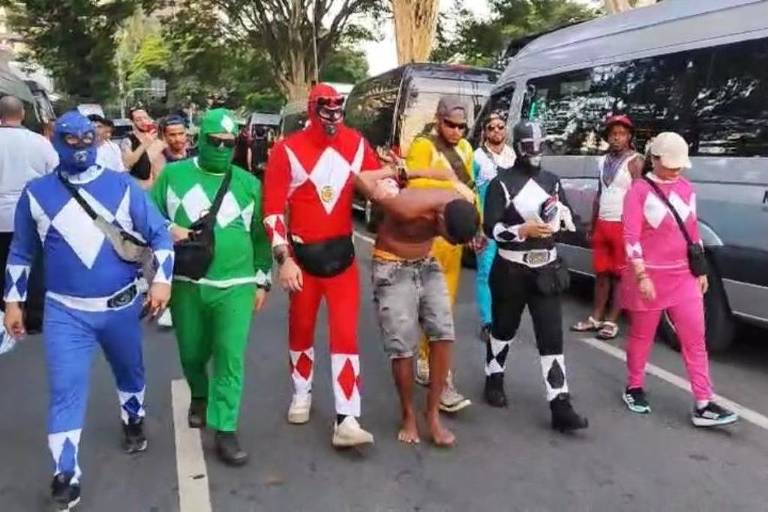 'Power Rangers' prendem homem com 7 celulares em bloco no Carnaval