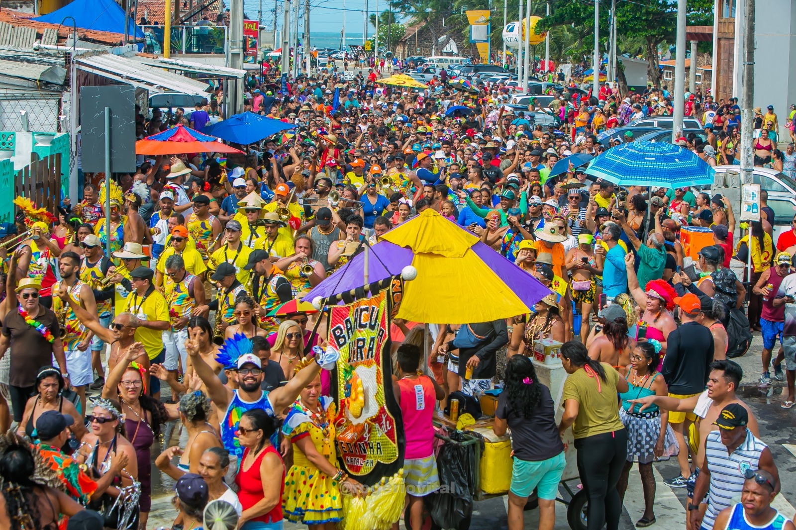 Bloco Baiacu na Vara mantém tradição e arrasta foliões na quarta-feira de Cinzas