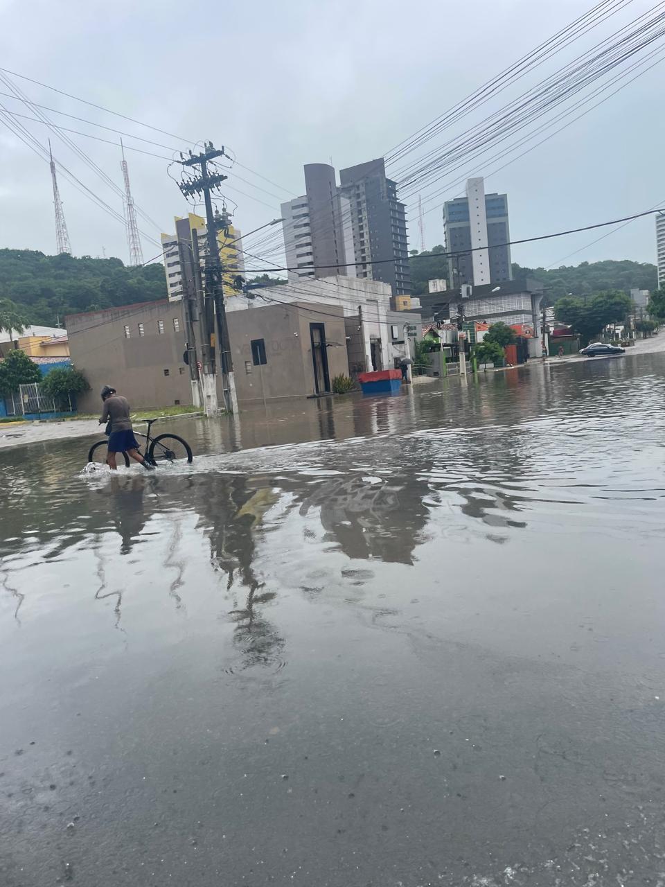 Rua Ângelo Varela está 
