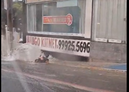 Pessoa é levada pela forte chuva na Jaguarari