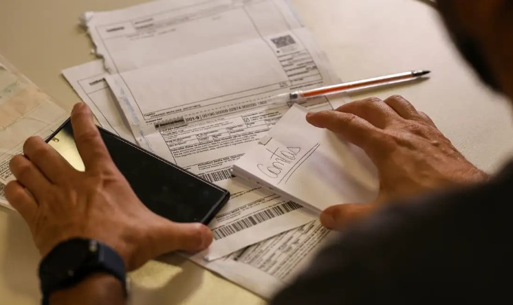 Endividamento das famílias sobe para 76,4% em fevereiro de 2025, diz CNC