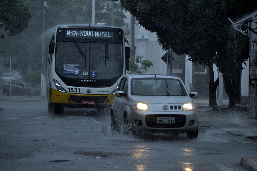 Chuva causa alagamentos em Natal: veja pontos transitáveis e intransitáveis