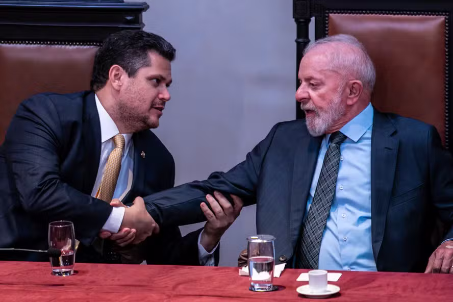 Alcolumbre pressiona Lula pela demissão de Silveira