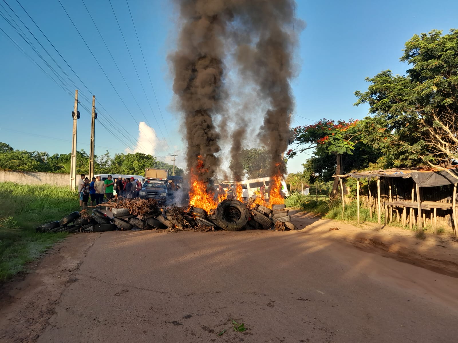 Manifestantes fecham a RN 160, em Macaíba, em protesto pelas péssimas condições da estrada