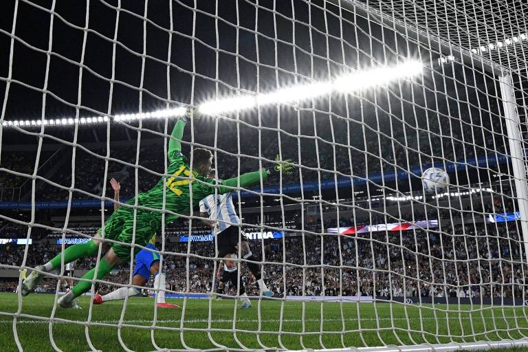 Brasil leva 'porrada' da Argentina, ouve 'olé' e vê pressão sobre Dorival aumentar
