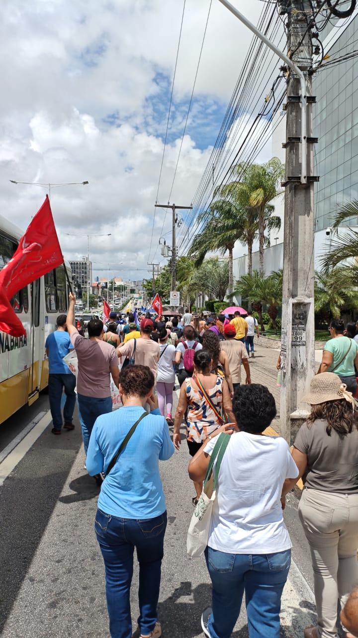 Professores vão até a governadoria cobrar a 