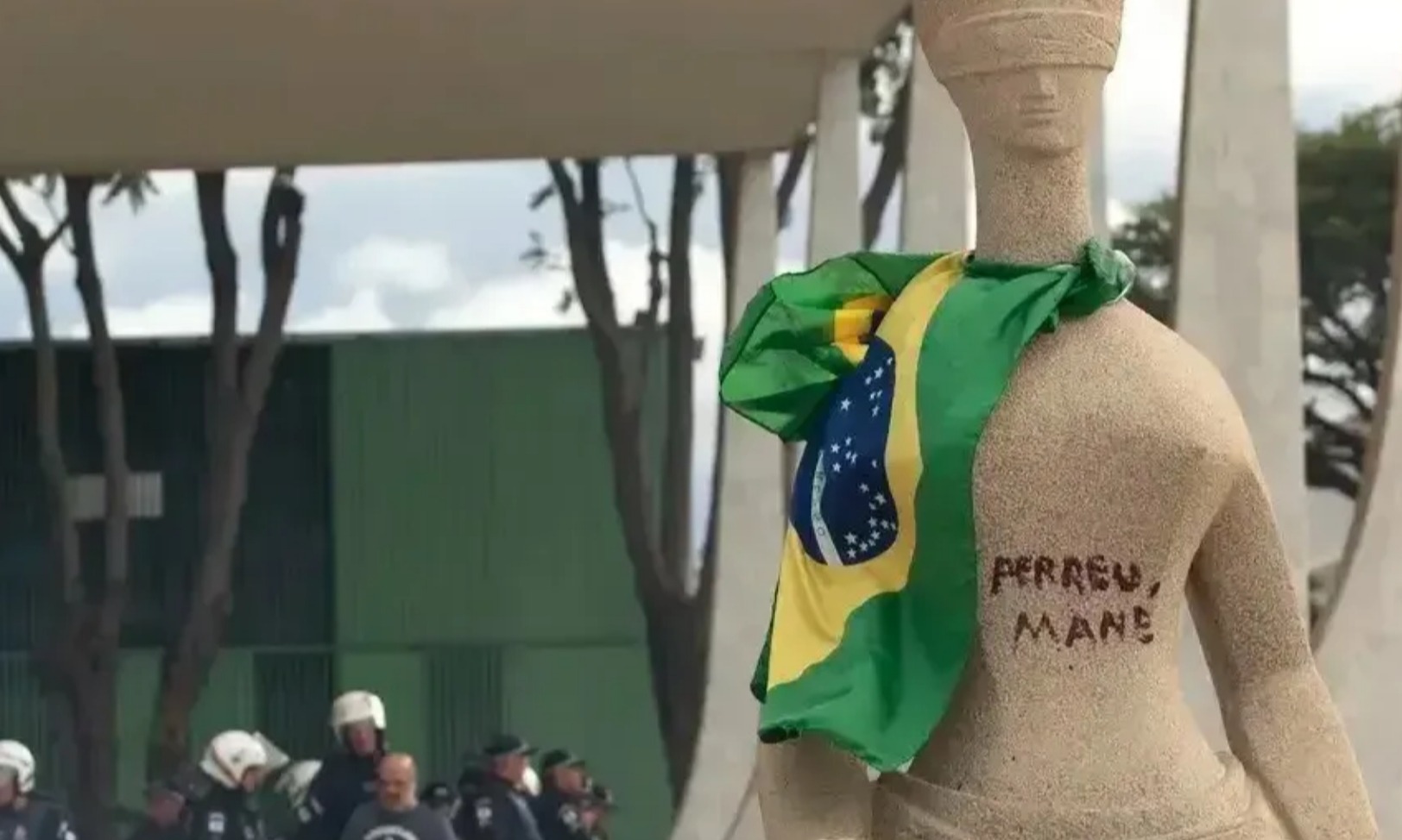 FireShot Capture 4870 - Moraes manda mulher que pichou estátua do STF para prisão domiciliar_ - www.cnnbrasil.com.br.jpg