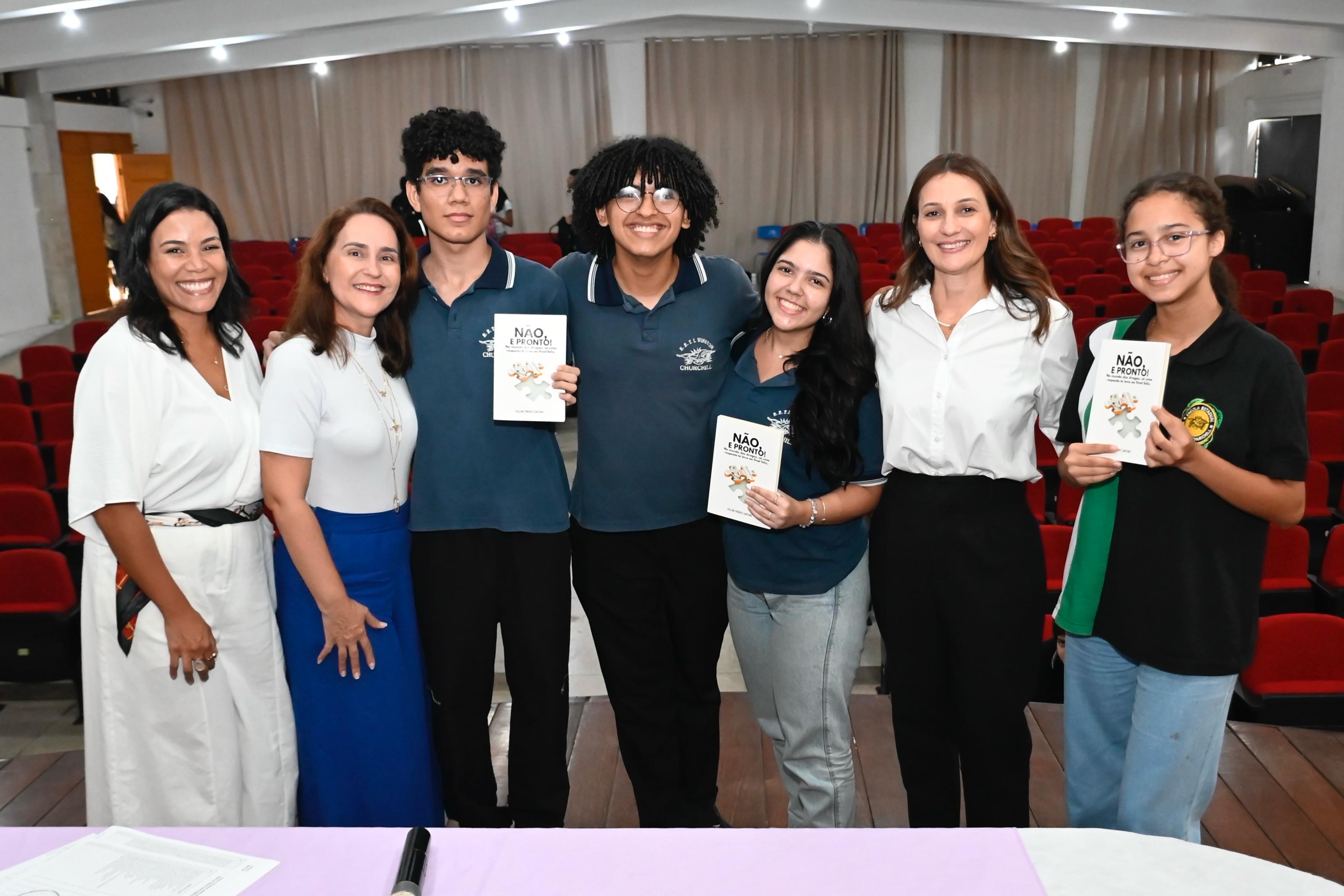 Prevenção às drogas e combate ao bullying são abordados em palestras na Escola Estadual Winston Churchill