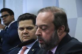 Alcolumbre faz campanha para derrubar Silveira e insinua que ministro está envolvido em corrupção