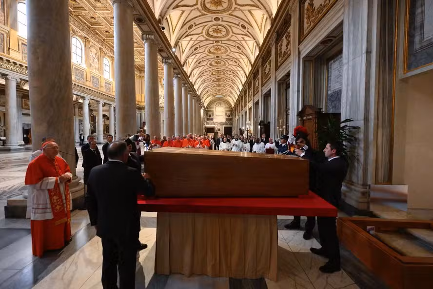 Na Basílica de Santa Maria Maior, fiéis esperam ansiosos abertura para ver túmulo do Papa
