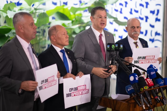 Com 185 apoios, oposição protocola CPI do INSS: “Pessoas roubadas”