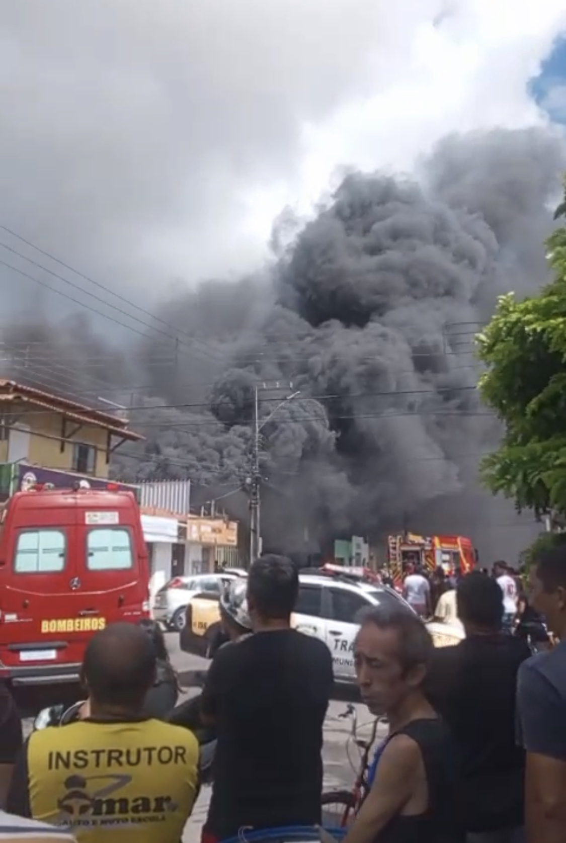 [VÍDEO] Incêndio grande em loja de Parnamirm