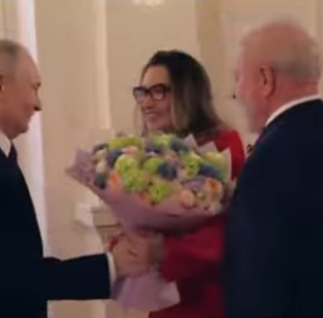 FireShot Capture 5027 - (12) PUTIN RECEBE LULA E JANJA COM FLORES - YouTube - www.youtube.com.jpg