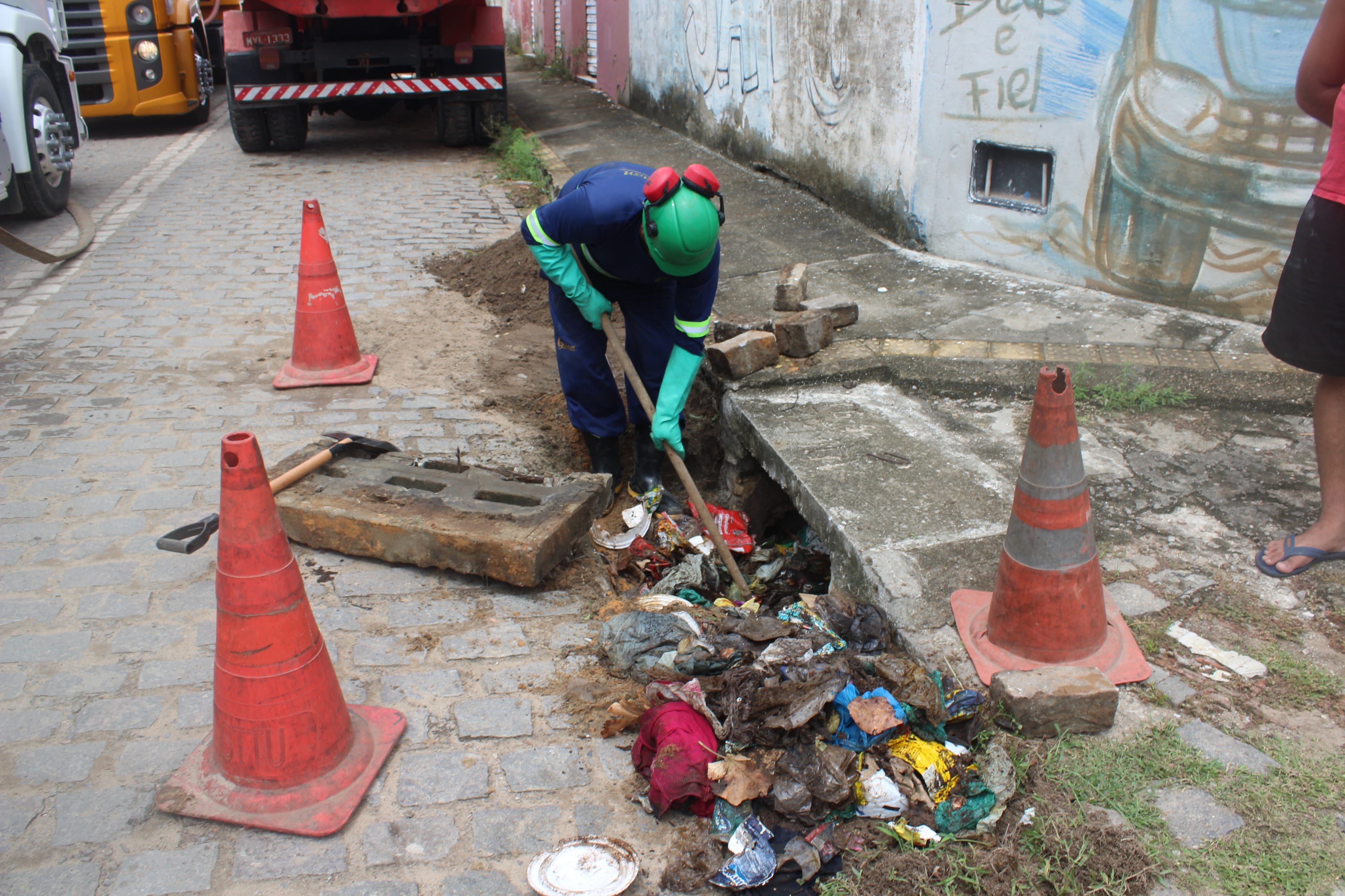 Prefeitura retira 9 mil toneladas de resíduos das galerias de drenagem de Natal