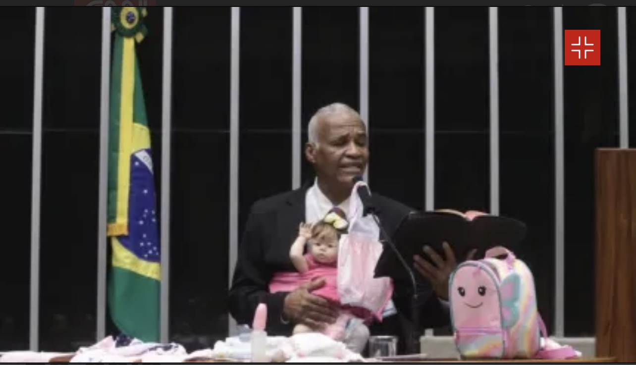 Deputado discursa na tribuna da Câmara com bebê reborn no colo