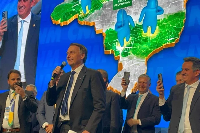 Bolsonaro é ovacionado na Marcha dos Prefeitos um dia após Lula ser vaiado