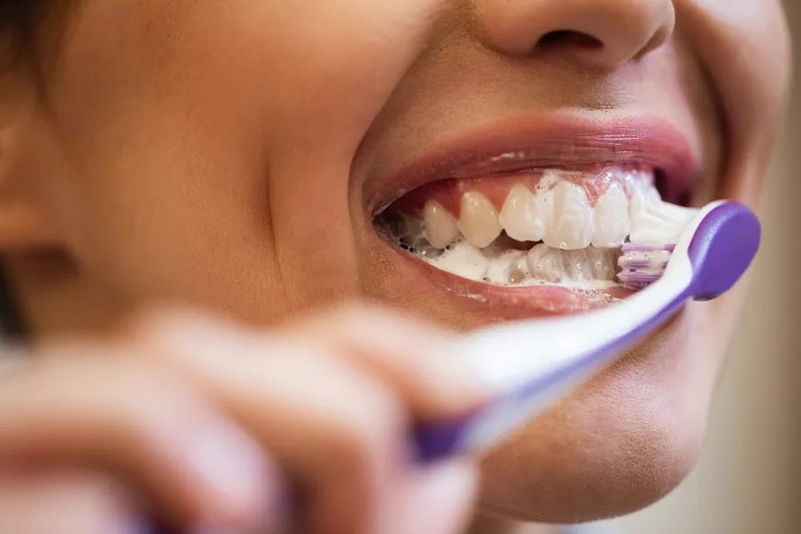 Quando você deve escovar os dentes? Especialistas falam dos principais erros cometidos no ritual da escovação