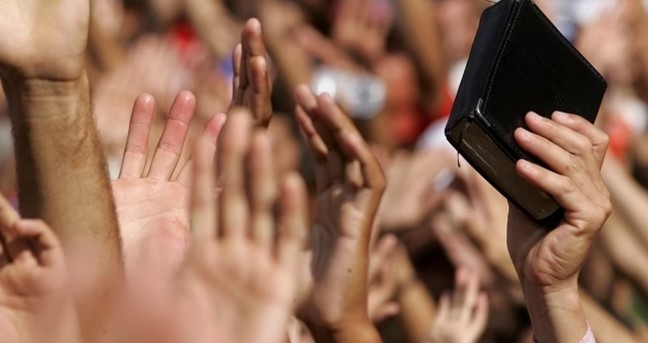 Evangélicos batem recorde no Brasil, e parcela de católicos é a menor já registrada, diz IBGE
