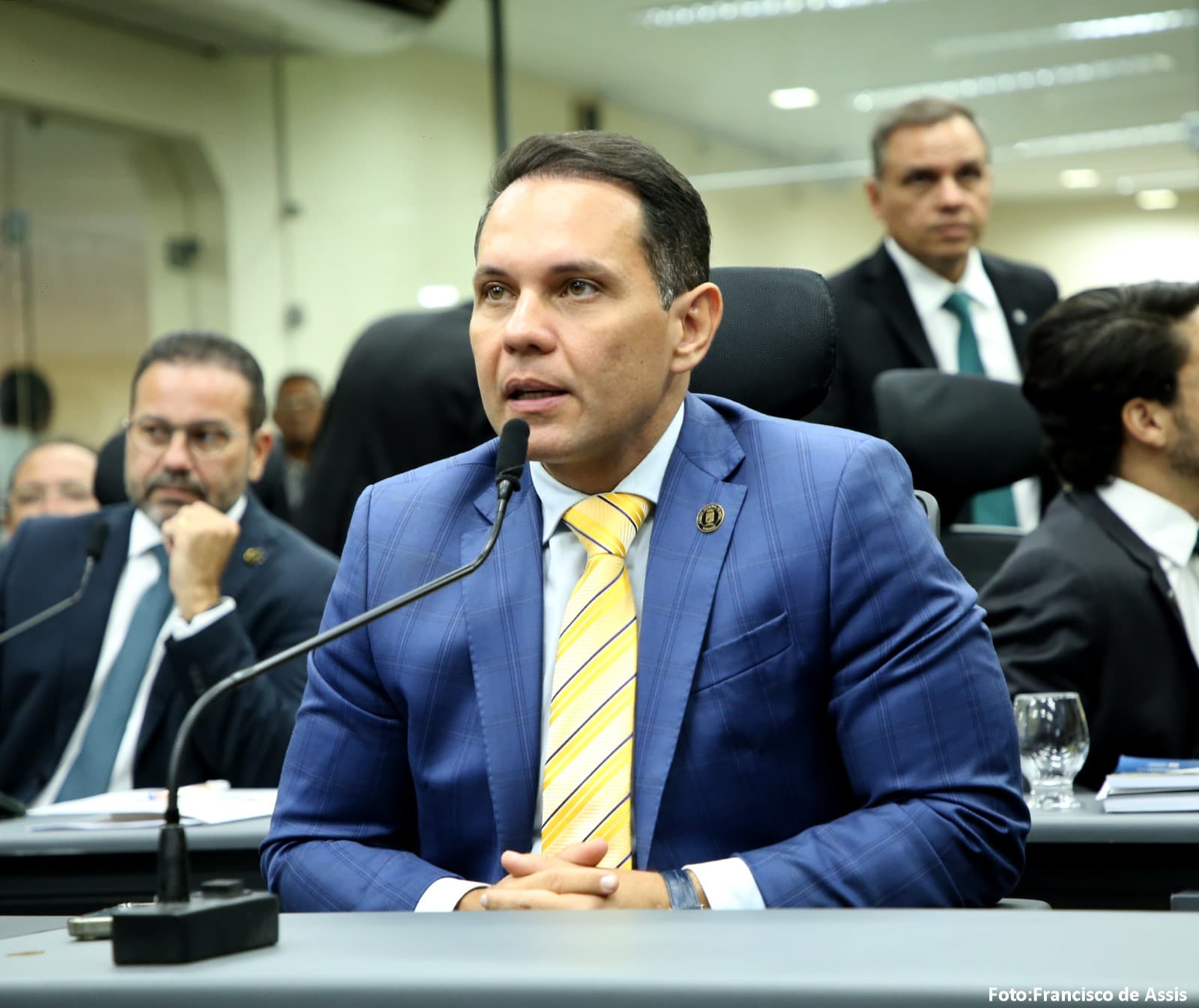 Vereador Kleber Fernandes denuncia operadoras por falta de sinal durante São João e cobra providências urgentes