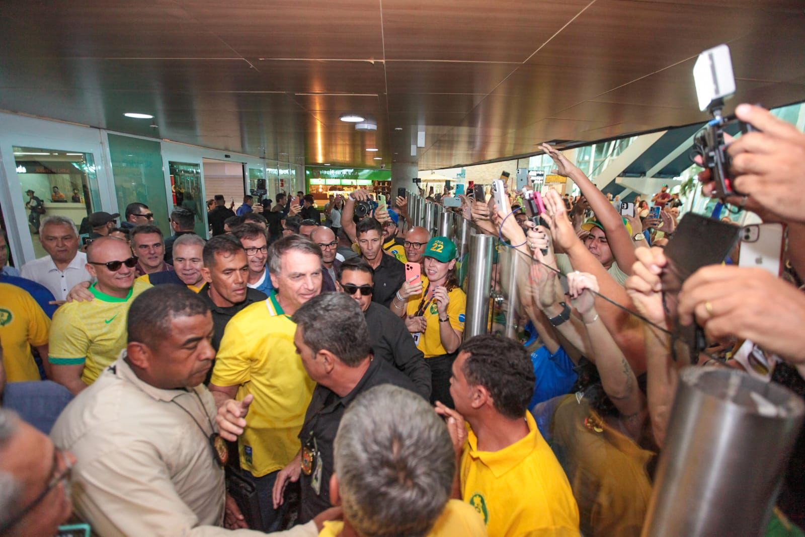 Com festa e emoção, Bolsonaro é recebido no RN por multidão de apoiadores e lideranças do PL