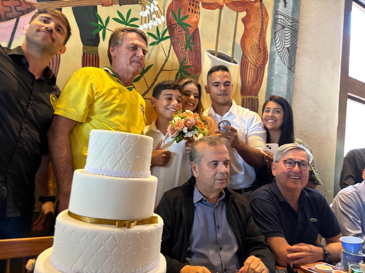 Surpresa: Casal pede para Bolsonaro ser padrinho de casamento