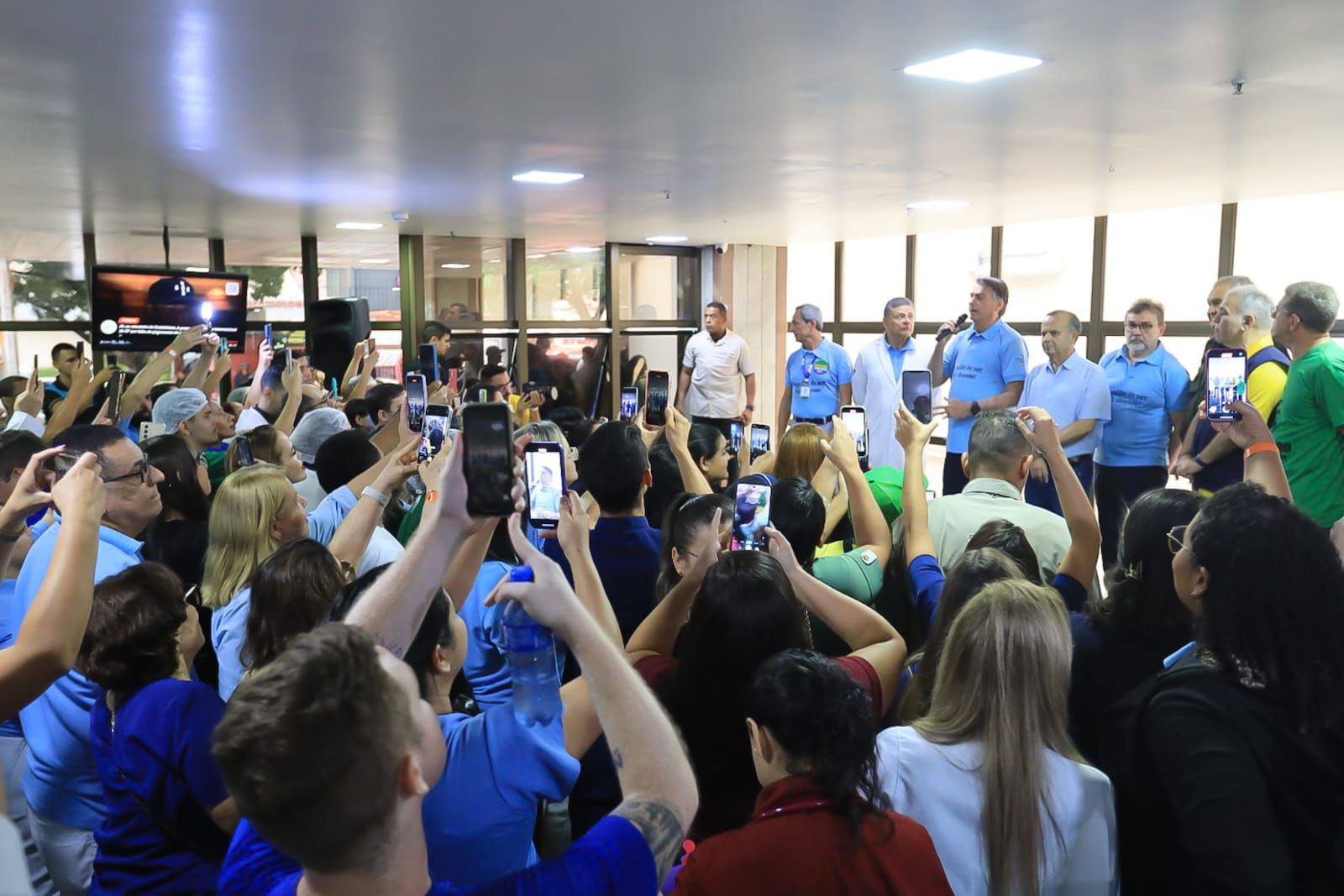 Em visita ao Hospital Rio Grande, Bolsonaro se emociona ao reencontrar equipe que o atendeu em abril