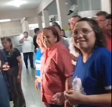 O aluno cobrando a 