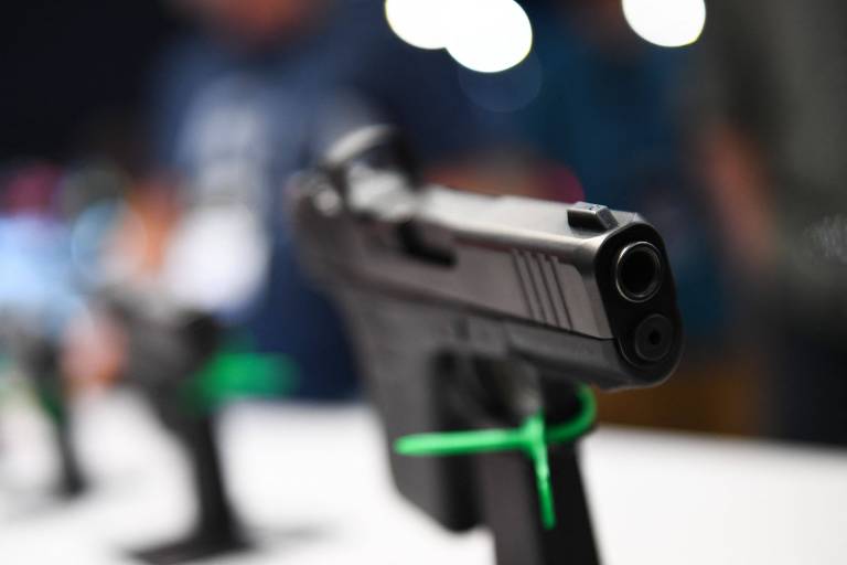 Criança de 2 anos atira e mata mãe enquanto brincava com arma do pai
