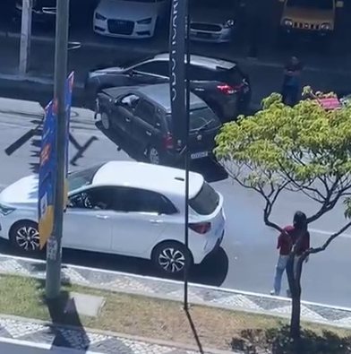 Coisas de Mossoró: Bêbado flanelinha pega carro de cliente e bate em outros dois veículos