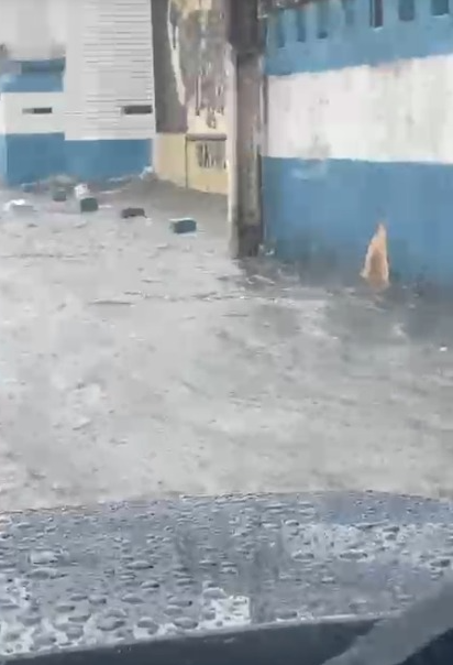 Água da chuva querendo invadir Batalhão na Norton Chaves