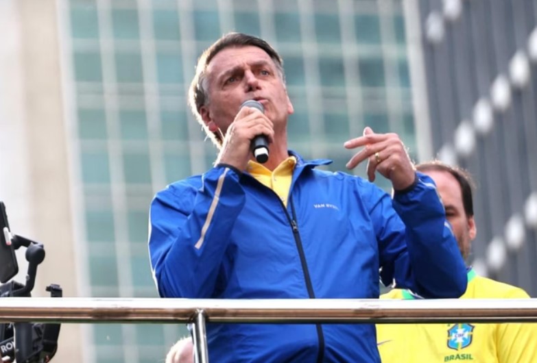Bolsonaro culpa esquerda pelo 8/1 e diz que é processado por “fumaça de golpe”