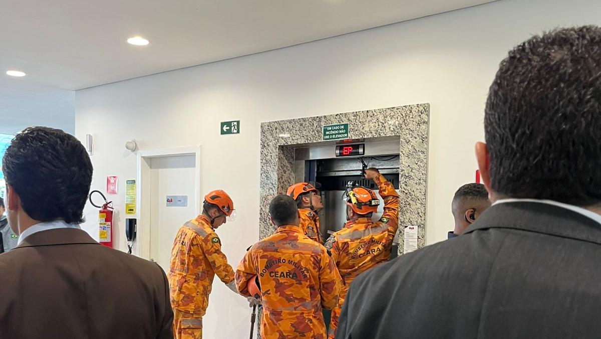 Presidente do STF fica preso em elevador na sede da OAB-CearáO presidente do Supremo Tribunal Federal (STF), ministro Luís Roberto Barroso, ficou preso em um elevador da sede da Ordem dos Advogados do Brasil — Secção Ceará (OAB-CE), na manhã desta segunda