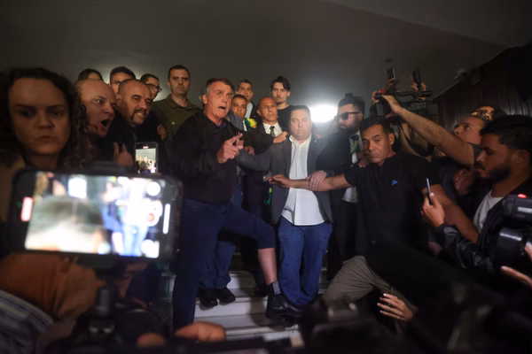 Ex-presidente-Jair-Bolsonaro-mostra-a-tornozeleira-eletronica-para-a-imprensa-na-saida-do-Congresso-Nacional-Metropoles-1-scaled.avif