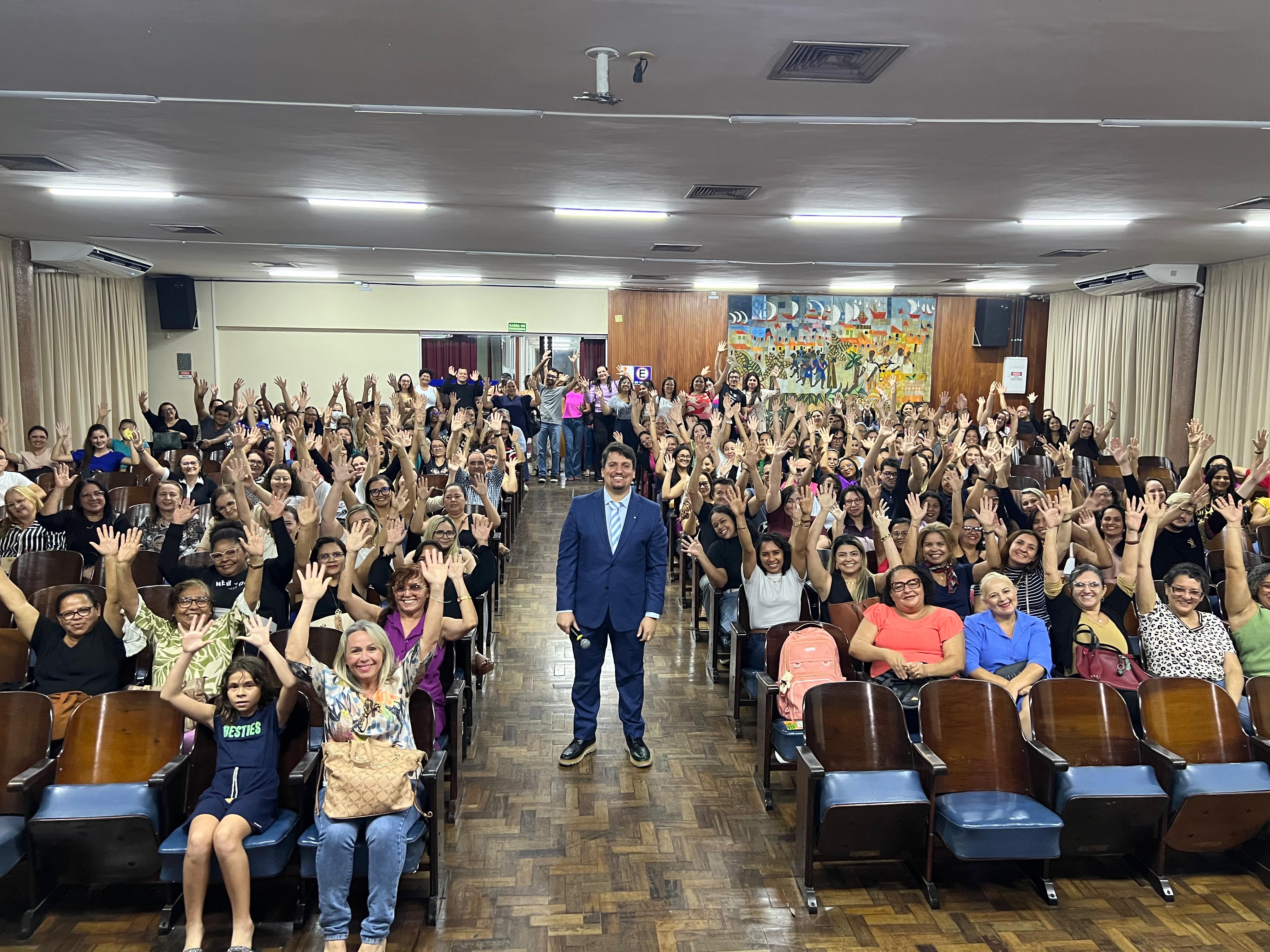 Mais de 200 professores participam do workshop 'Guia da Carreira do Professor de Natal', promovido por Daniell Rendall