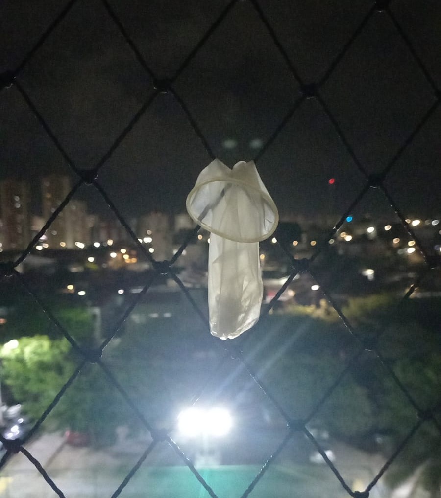 Camisinha jogada em varanda cria muído em prédio em Nova Parnamirim