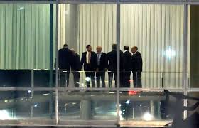 Cinco ministros do STF faltam ao jantar de Lula; Moraes manda recado para Trump