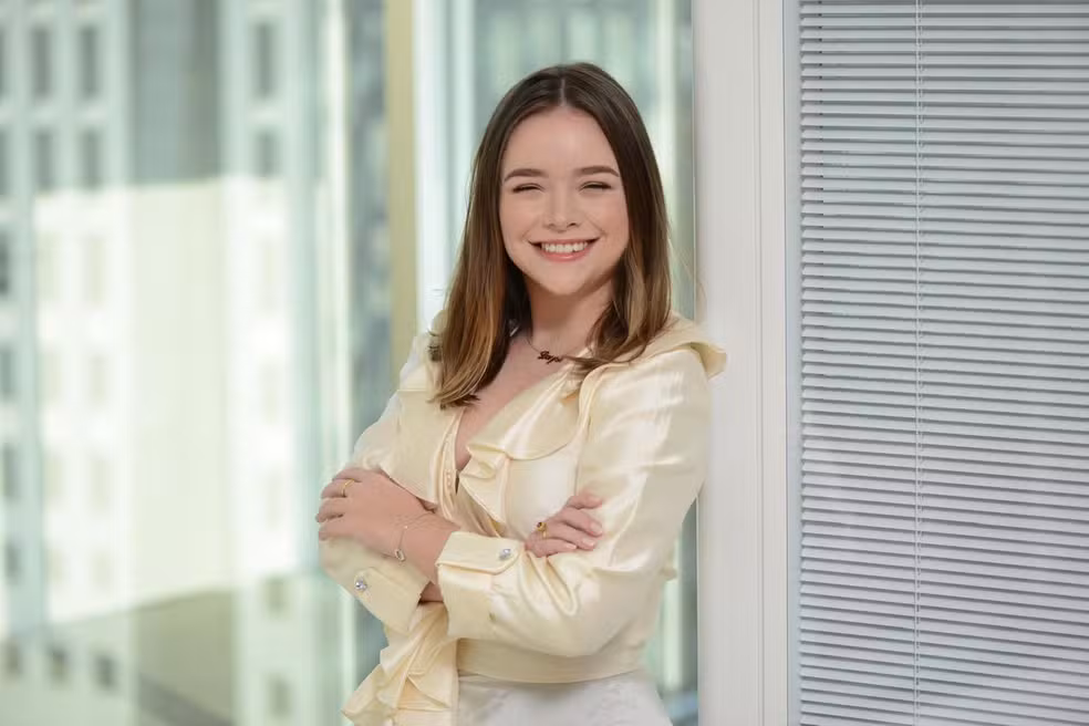 Jovem que começou faculdade de Direito aos 15 anos é aprovada em mestrado de Harvard