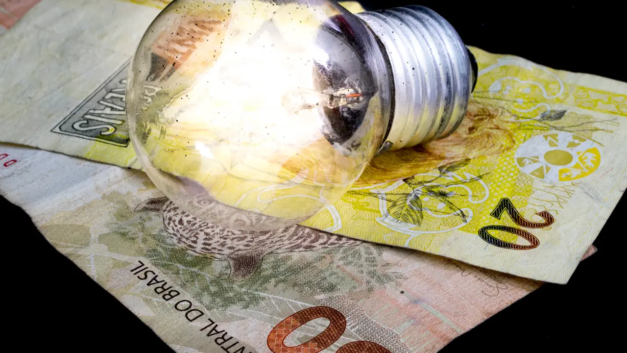 Conta de luz mais cara em agosto: veja quanto você vai pagar a mais por cada 100 kWh